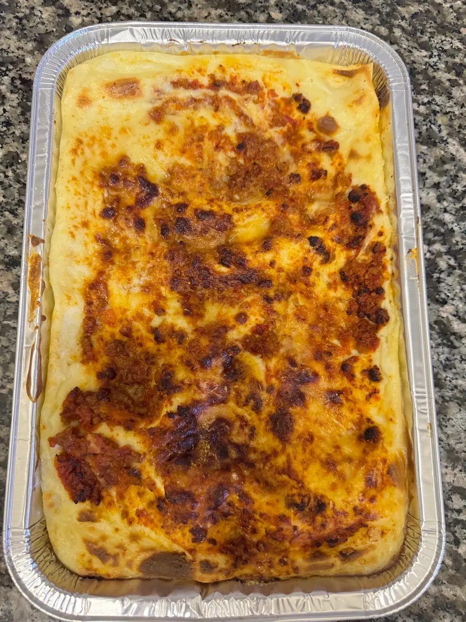 Teglia gratinata appena uscita dal forno